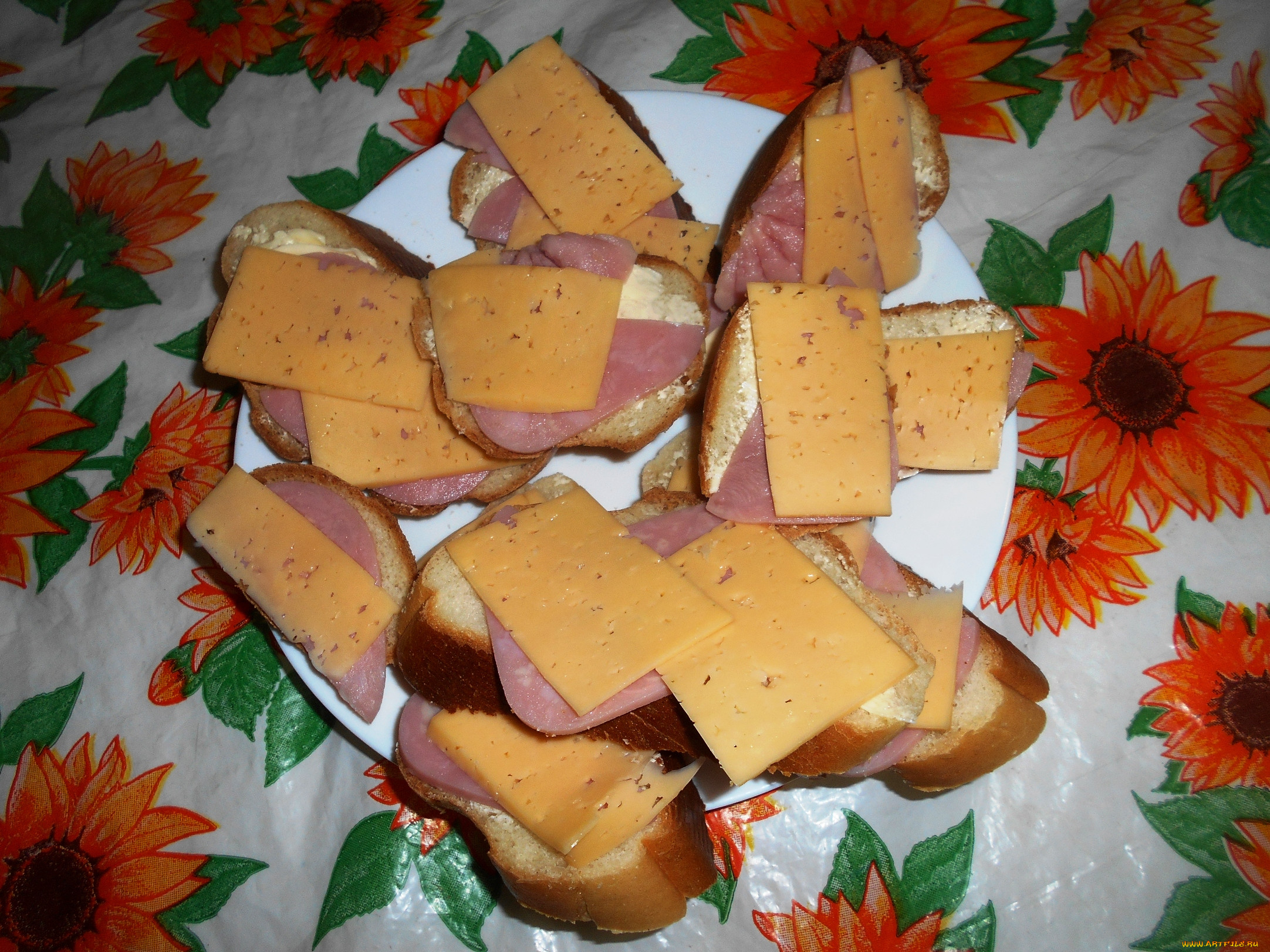 Бутерброды колбаса сыр